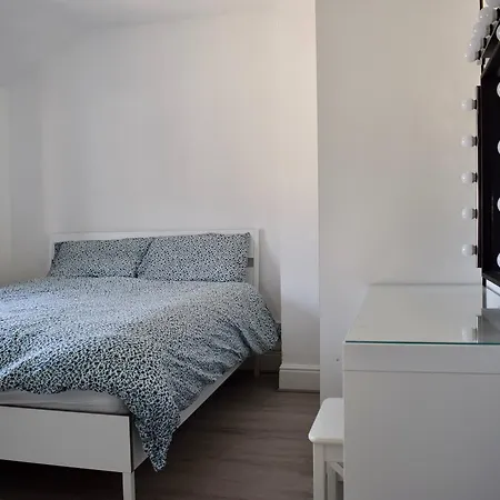 3 Bedroom Near The Botanics Apartament *