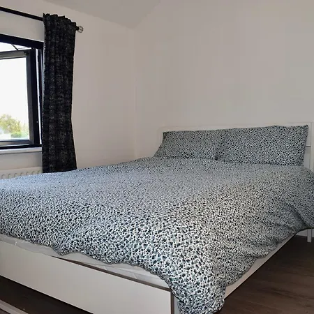3 Bedroom Near The Botanics Apartament